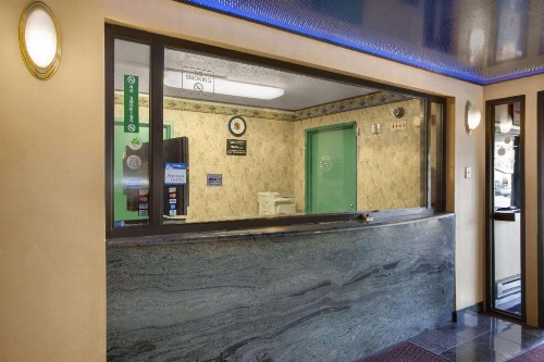 Super 8 by Wyndham West Haven image 10