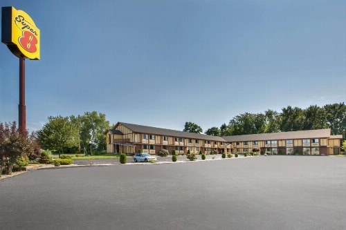 Super 8 by Wyndham West Haven image 9